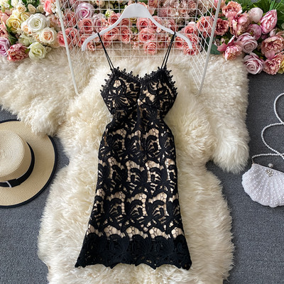 Moodne õhukeste rihmadega pitskleit