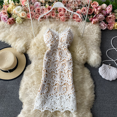 Moodne õhukeste rihmadega pitskleit