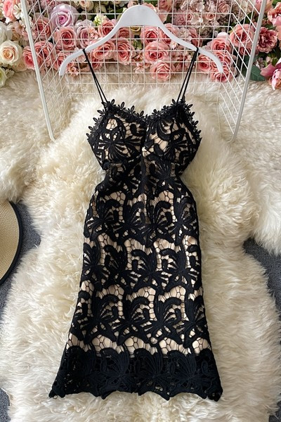 Moodne õhukeste rihmadega pitskleit