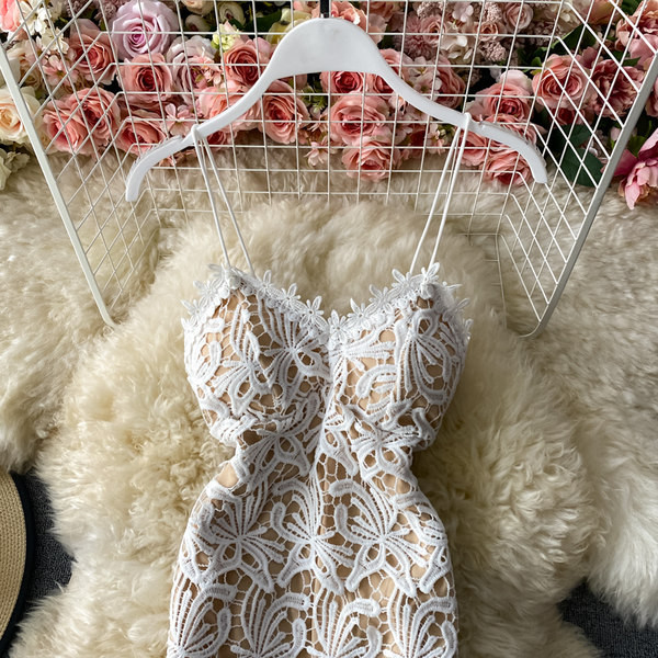 Moodne õhukeste rihmadega pitskleit