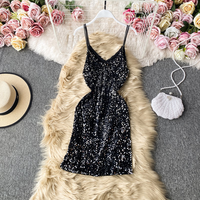 Κοντό γυναικείο φόρεμα με παγιέτες και spitz λαιμόκοψη
