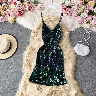 Κοντό γυναικείο φόρεμα με παγιέτες και spitz λαιμόκοψη