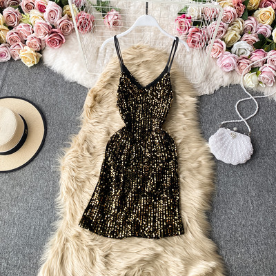 Κοντό γυναικείο φόρεμα με παγιέτες και spitz λαιμόκοψη