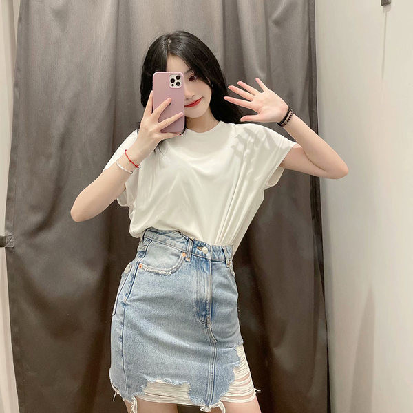 Κοντή τζιν φούστα με σκισμένο αποτέλεσμα