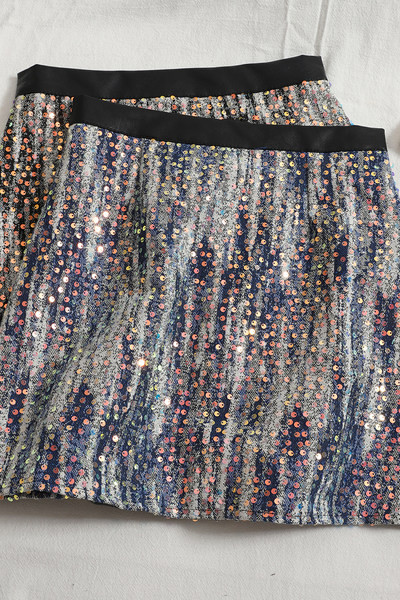 Egyenes modell női szoknya magas derékkal, flitterekkel