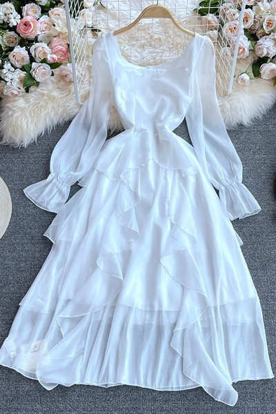 Moderni moteriška suknelė ilgomis rankovėmis ir ovalia iškirpte