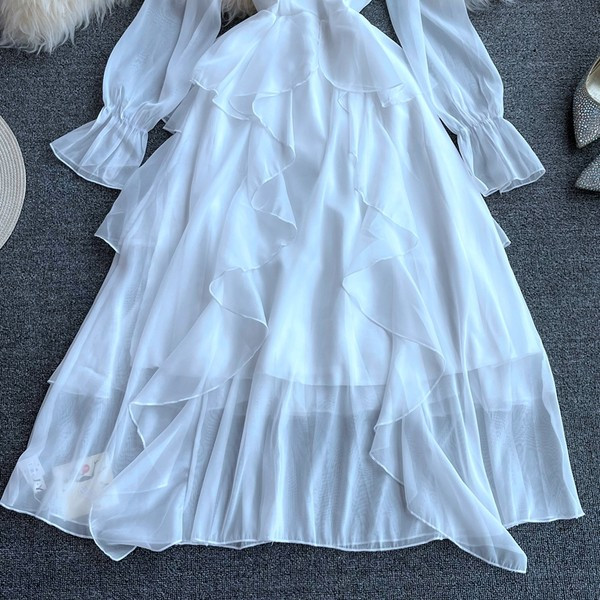 Moderni moteriška suknelė ilgomis rankovėmis ir ovalia iškirpte