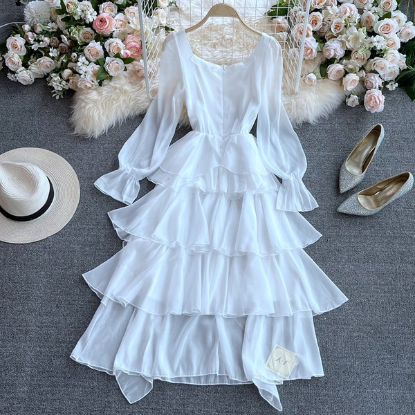 Moderni moteriška suknelė ilgomis rankovėmis ir ovalia iškirpte