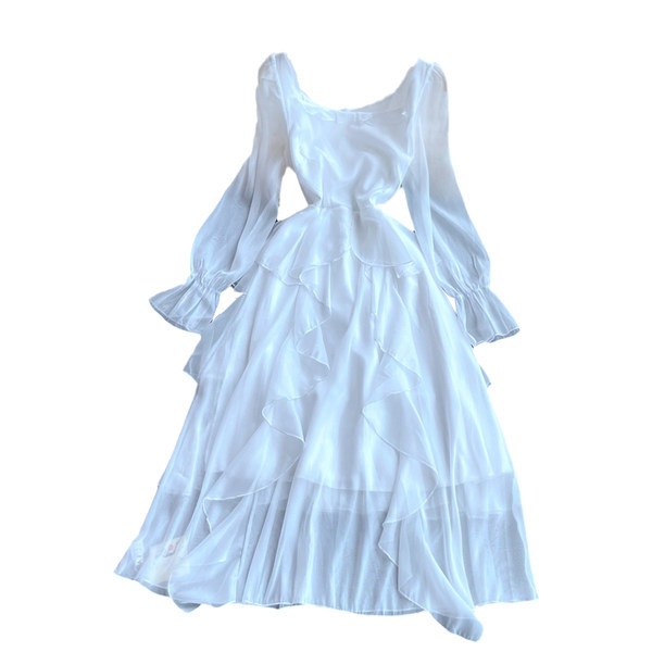 Moderni moteriška suknelė ilgomis rankovėmis ir ovalia iškirpte