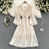 Γυναικείο φόρεμα σε μπεζ χρώμα και  λαιμόκοψη