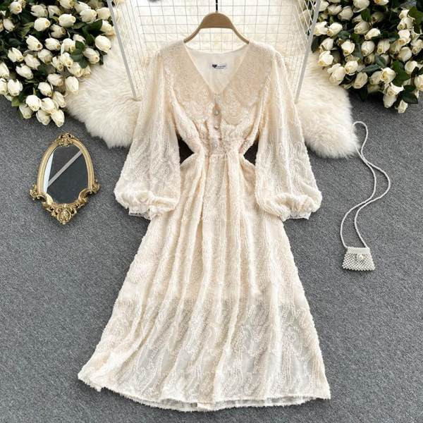 Γυναικείο φόρεμα σε μπεζ χρώμα και  λαιμόκοψη