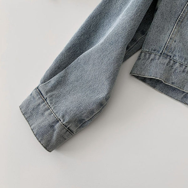 Női farmer dzseki gyöngyökkel és gombokkal