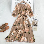 Új modell női ruha spitz nyakkivágással és virágmotívumokkal