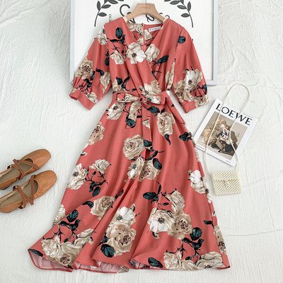 Új modell női ruha spitz nyakkivágással és virágmotívumokkal