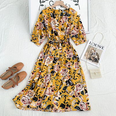 Új modell női ruha spitz nyakkivágással és virágmotívumokkal