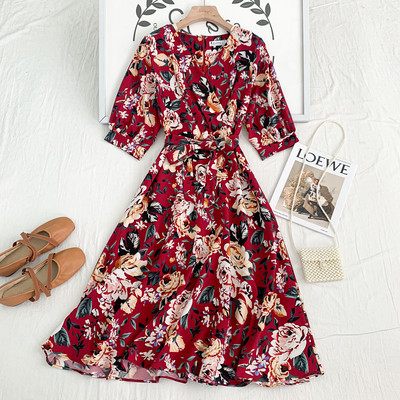 Új modell női ruha spitz nyakkivágással és virágmotívumokkal