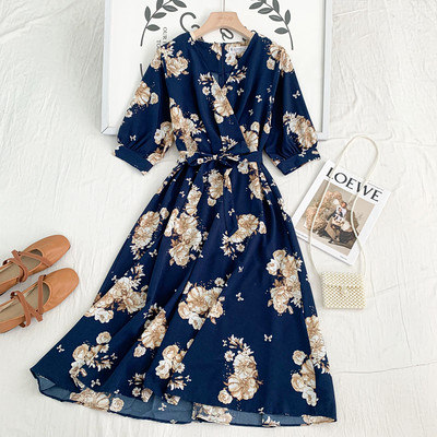 Új modell női ruha spitz nyakkivágással és virágmotívumokkal