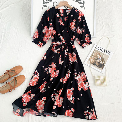 Új modell női ruha spitz nyakkivágással és virágmotívumokkal