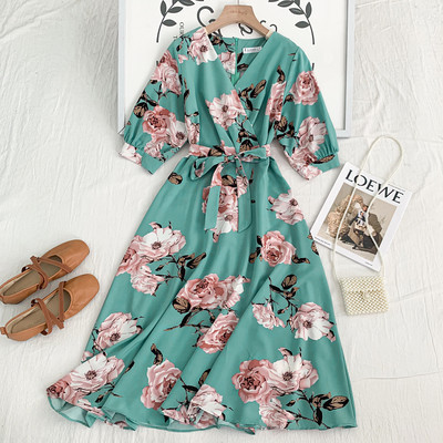 Új modell női ruha spitz nyakkivágással és virágmotívumokkal