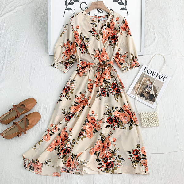 Új modell női ruha spitz nyakkivágással és virágmotívumokkal