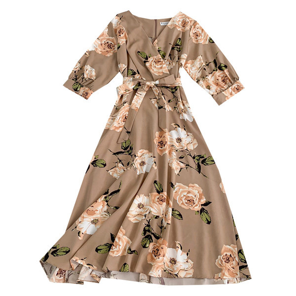 Új modell női ruha spitz nyakkivágással és virágmotívumokkal