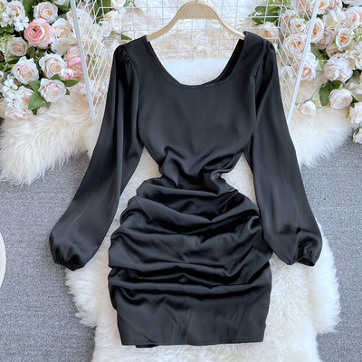 Γυναικείο μοντέρνο φόρεμα με τετράγωνη λαιμόκοψη σε μαύρο και κόκκινο χρώμα