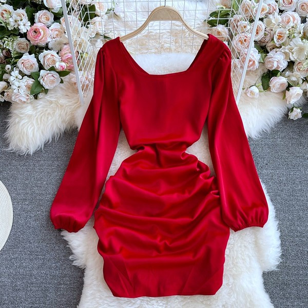 Γυναικείο μοντέρνο φόρεμα με τετράγωνη λαιμόκοψη σε μαύρο και κόκκινο χρώμα