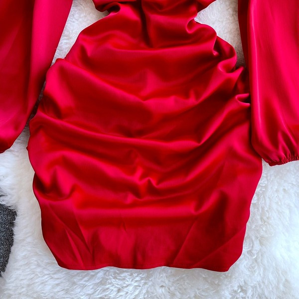 Γυναικείο μοντέρνο φόρεμα με τετράγωνη λαιμόκοψη σε μαύρο και κόκκινο χρώμα