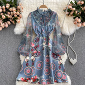 Värviline naiste kleit pitsvarrukatega ja paelaga krael