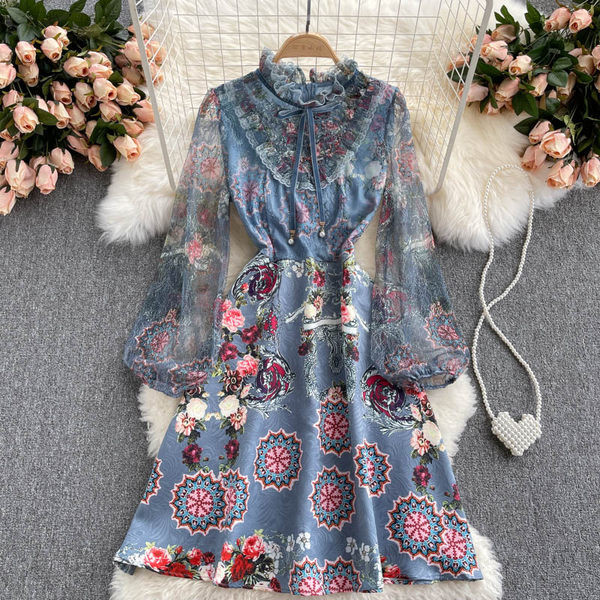 Värviline naiste kleit pitsvarrukatega ja paelaga krael