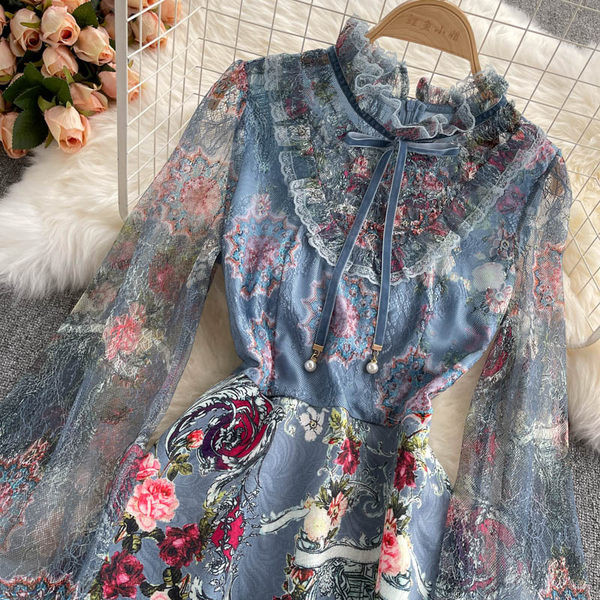 Värviline naiste kleit pitsvarrukatega ja paelaga krael