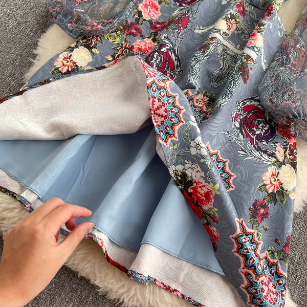 Värviline naiste kleit pitsvarrukatega ja paelaga krael