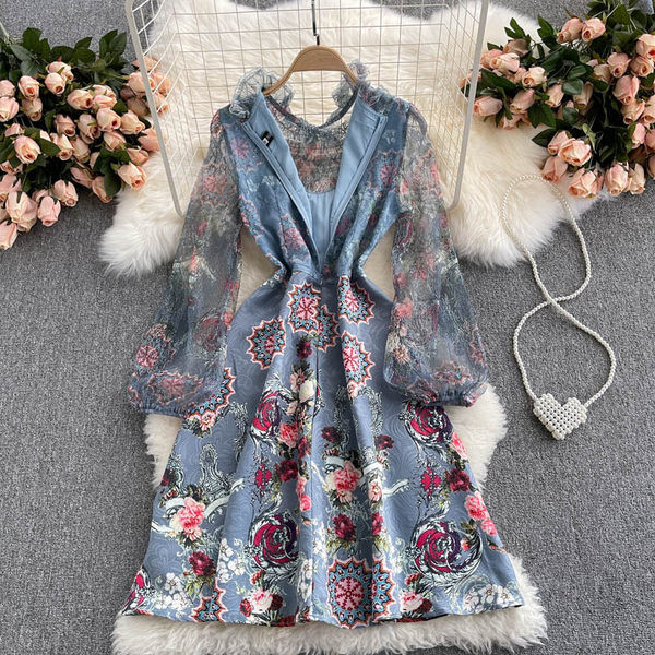 Värviline naiste kleit pitsvarrukatega ja paelaga krael