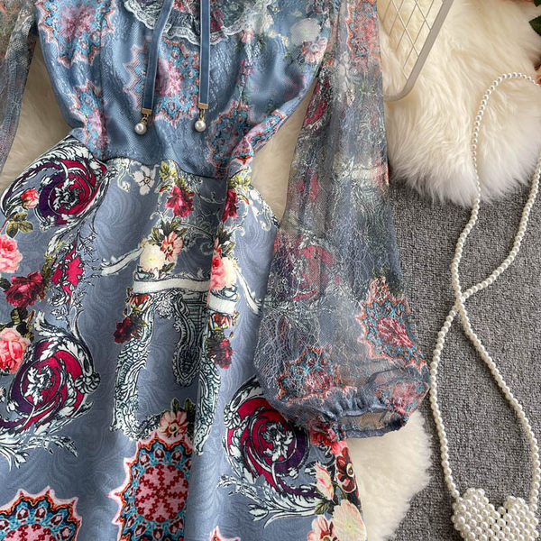 Värviline naiste kleit pitsvarrukatega ja paelaga krael