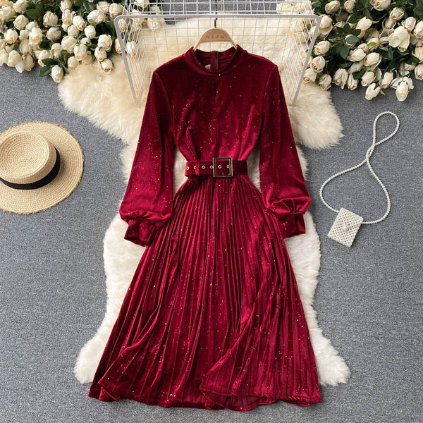 Alkalmi női bársonyruha fényes részecskékkel és övvel