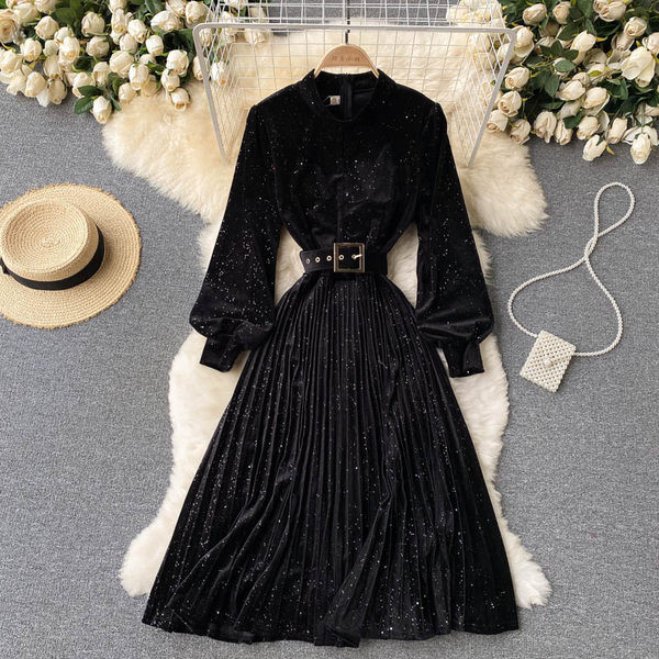 Alkalmi női bársonyruha fényes részecskékkel és övvel