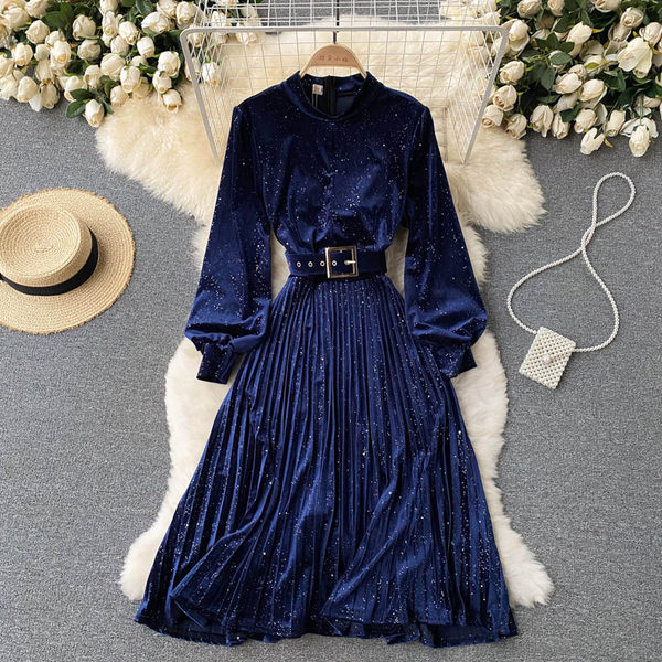 Alkalmi női bársonyruha fényes részecskékkel és övvel