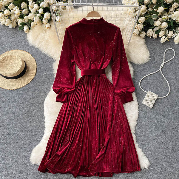 Alkalmi női bársonyruha fényes részecskékkel és övvel