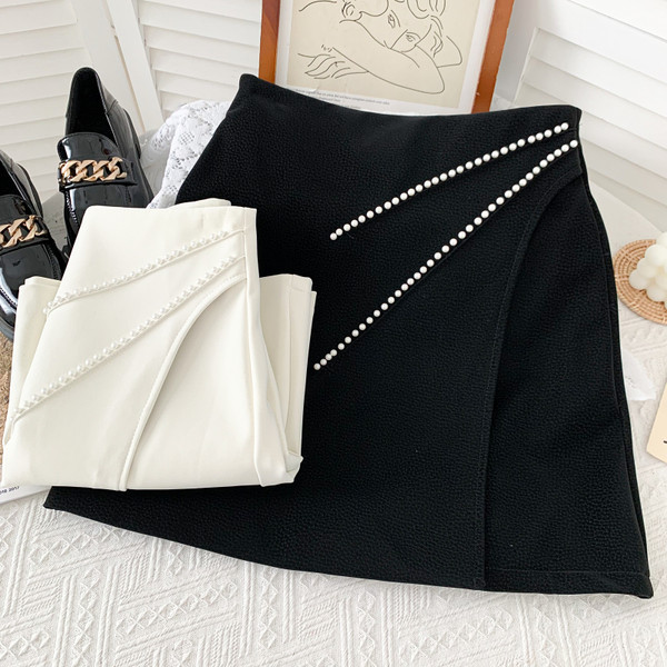 Модерна дамска пола с перли в бял и черен цвят