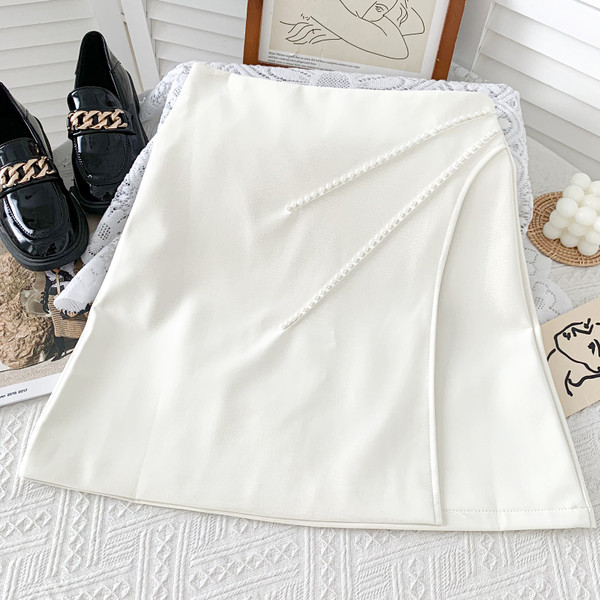 Модерна дамска пола с перли в бял и черен цвят