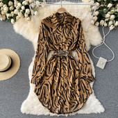 Asümmeetriline loomamustri ja vöörihmaga naiste kleit