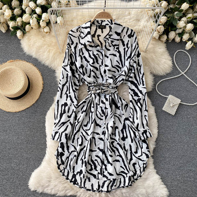 Asümmeetriline loomamustri ja vöörihmaga naiste kleit