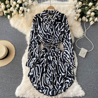 Asümmeetriline loomamustri ja vöörihmaga naiste kleit