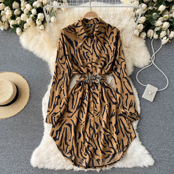 Asümmeetriline loomamustri ja vöörihmaga naiste kleit
