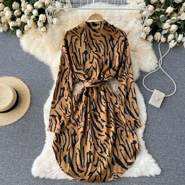 Asümmeetriline loomamustri ja vöörihmaga naiste kleit