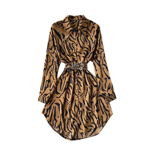 Asümmeetriline loomamustri ja vöörihmaga naiste kleit