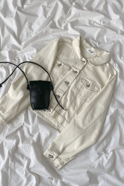 Női farmerdzseki gombokkal és gallérral