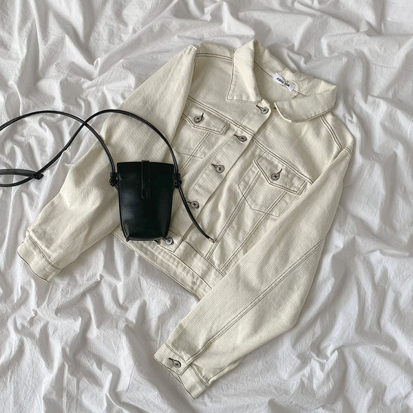 Női farmerdzseki gombokkal és gallérral