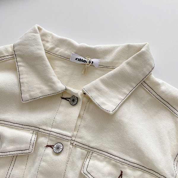 Női farmerdzseki gombokkal és gallérral