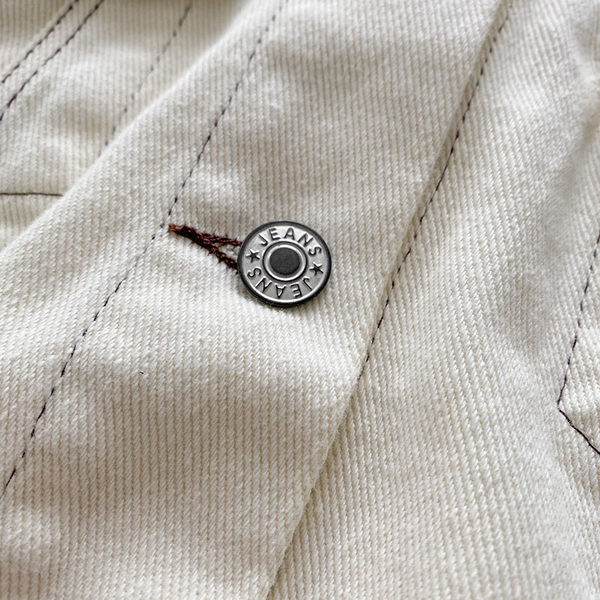 Női farmerdzseki gombokkal és gallérral